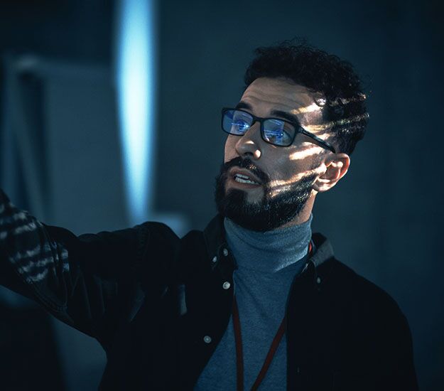 ein mann schaut konzentriert auf ein whiteboard